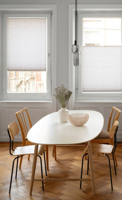 Plissee von oben und unten frei verschiebbar. Sie lassen also immer genauso viel Licht & Einblicke zu, wie du es wünschst.