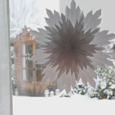 Schneesterne aus Papier weiss