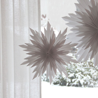 Schneesterne aus Papier weiss
