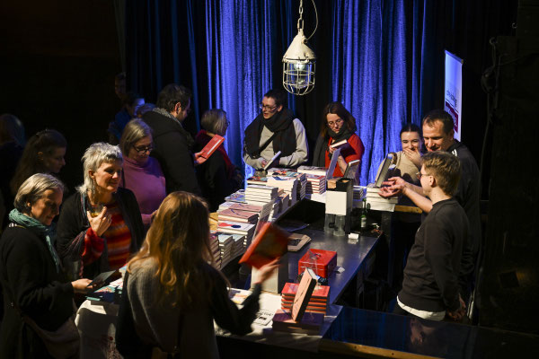 Büchertisch (Foto: Thomas Panzau)