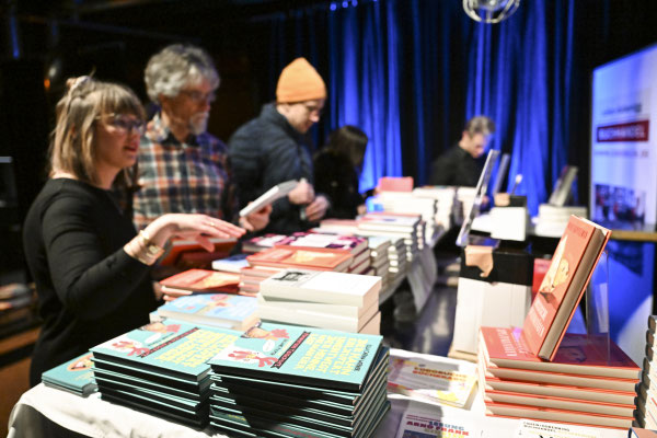 Büchertisch (Foto: Thomas Panzau)