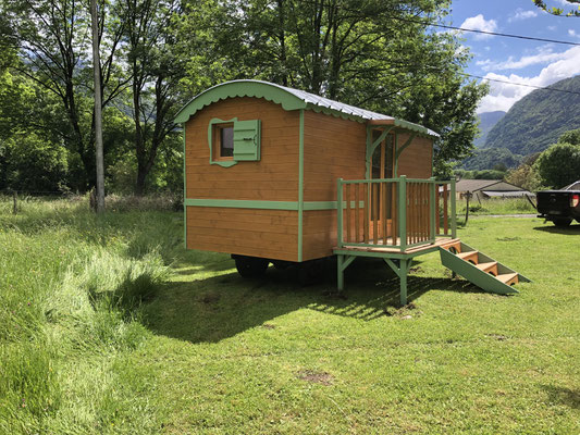 construction roulotte en bois jardin boheme