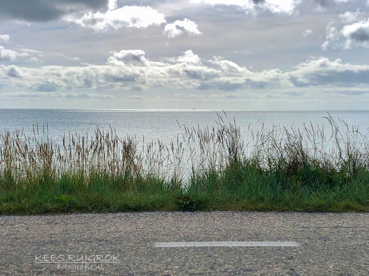 Langs het lange fietspand aan de waddenzee