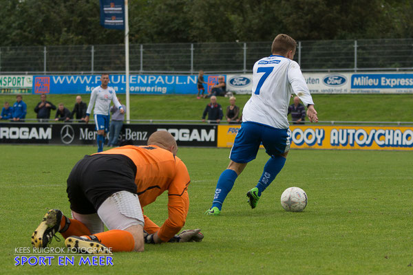 Faybian Hertsein omzeilt de keeper van Lombardijen en is op weg naar zijn eerste doelpunt deze wedstrijd