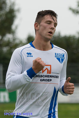 Mike van der Steen scoort de 2-0 (20ste minuut)