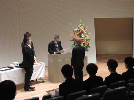 長谷部君（B4）の授与式の様子