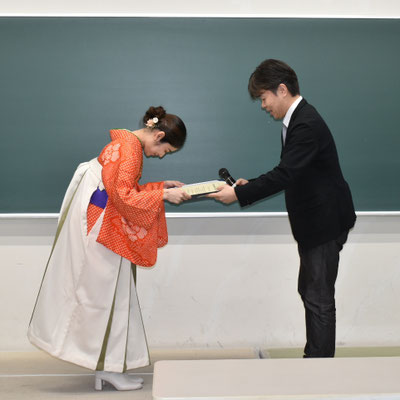 修士学位記授与（研究室代表 福吉さん）