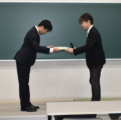 学士学位記授与（研究室代表 難波君）