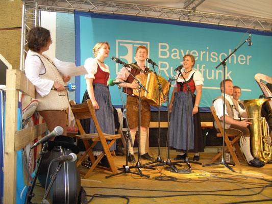 BR-Bühne beim Drumherum in Regen