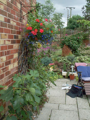 Huxleys Barn: Patio at the back(spot the work books and files)