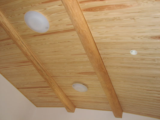 外壁：サイディング 柱：桧 小屋組：松の丸太　 床：桜無垢フローリング 壁：珪藻土 天井：杉無垢板 屋根：日本瓦