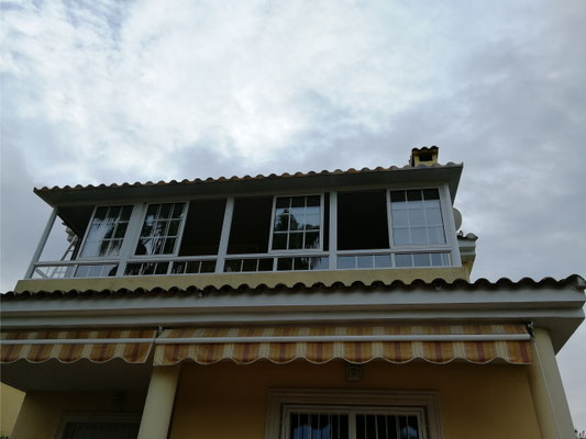 Cerramiento de terraza, ventanas abiertas.