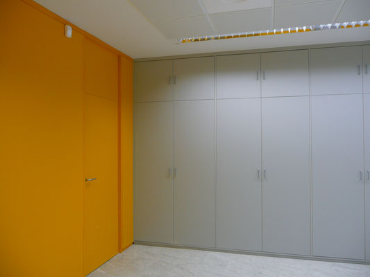 Tabique armario y forro de pared amarillo y gris