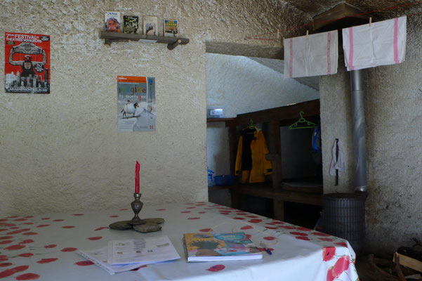 On aperçoit le poêle et la partie couchage
