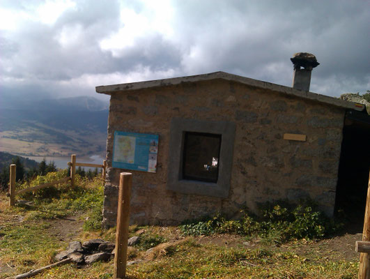 Cabane avec vue sur le lac de Puyvalador
