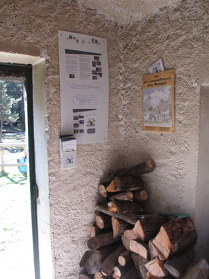 Panneau de présentation et réserve de bois