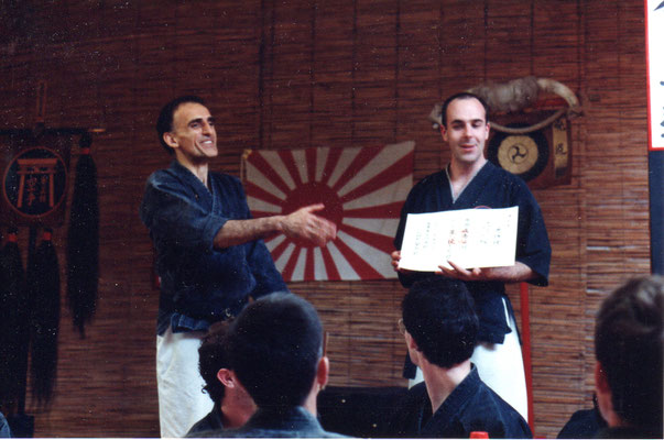 Maître Frédéric Dupertout remet son diplôme à Eric Sainz © Frédéric Dupertout – Les Ecoles Bushido