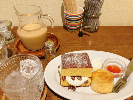 ミルクティー、クリームカステラ、スコーン。お腹いっぱい…