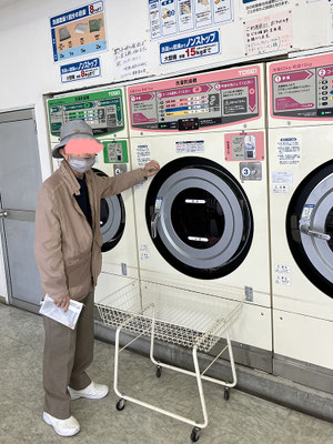親子ともども慣れないコインランドリー