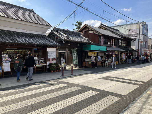 神社前には飲食店がたくさんあり、ランチには困りません