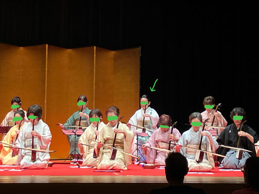 胡弓を弾く先輩