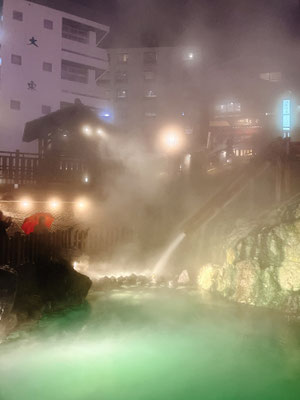 夜の湯畑、雨模様