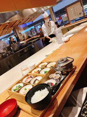 料亭のような店内とスタッフ