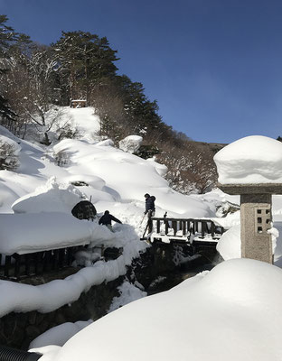 「玉子湯」看板は雪の中