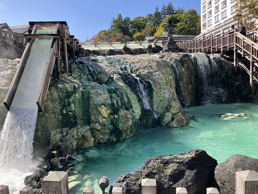 朝の湯畑その2　毎日撮る笑