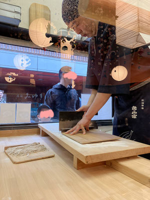 そばを打つ店主（※インスタで顔出されてるのでモザイクかけてません）