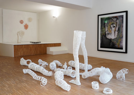 Vues de l'exposition : peintures (techniques mixtes) de Yannick Carlier, sculptures de Stéphanie Jacques (Photos Benedict Money-Kyrle).