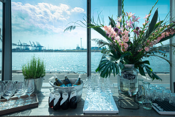 an der Elbe im Opernloft - ein Sektkübel und Gläser und Blumen auf einem Tisch