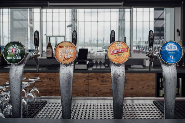 Bierzapfhähne an der Bar im Opernloft, Hamburg 