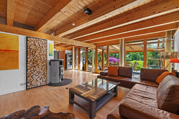 Wohnbereich mit Kamin und Holzbalken an der Decke 