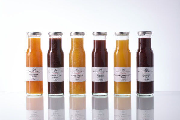 Produktfotos, mehrere Flaschen nebeneinander - Studioaufnahme mit Spiegelung