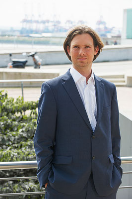 Businessmann outdoor fotografiert im Anzug