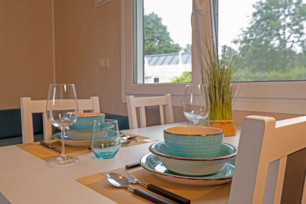 gedeckter Tisch im Tiny House am Fenster
