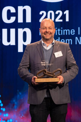 Event, Aufnahme von einem Mann am Mikrofon auf der Bühne