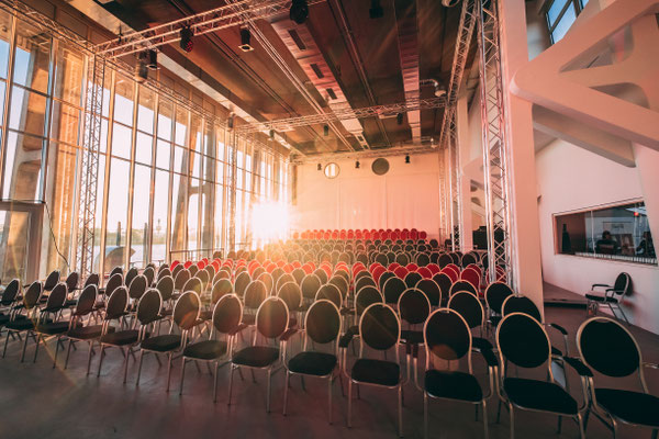 die Sitzreihen im Saal vom Opernloft in der Abendsonne fotografiert