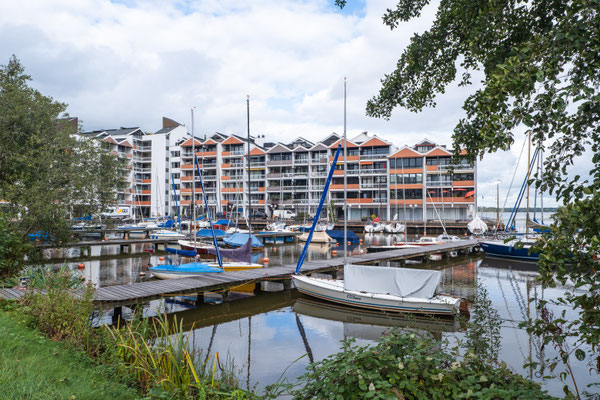 Bad Zwischenahner Yachten an Wohnhäusern