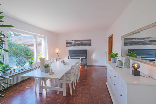 Holzfussboden und helle Möbel im Esszimmer