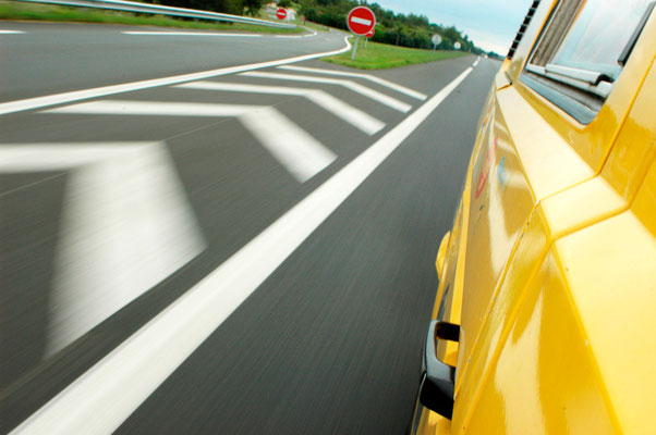 VW Bus auf der Autobahn an der Auffahrt, Details