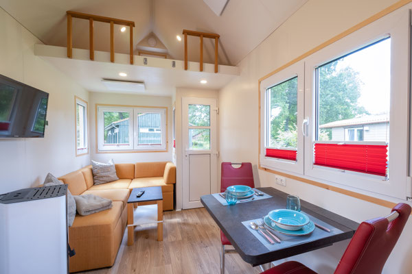 Tiny House mit Wohnbereich und Esstisch