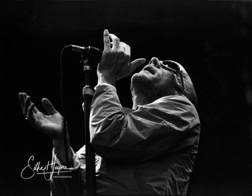 REM in schwarzweiß fotografiert beim Konzert