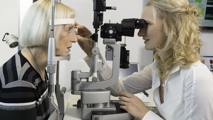 Augenpartner: Arbeit bei den Augenpartnern, Augenärztin und Patientin bei der Sehprüfung