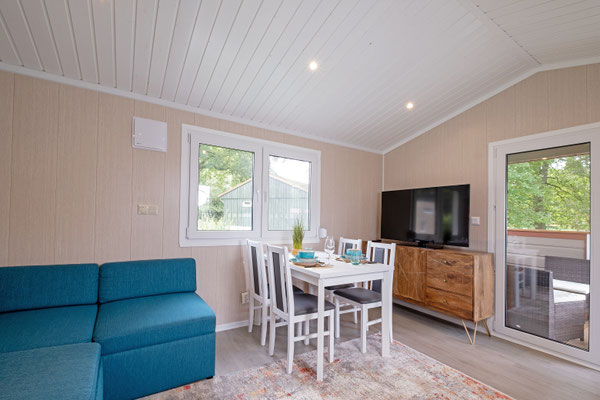 Innenansicht vom Tiny House mit Couch und Esstisch