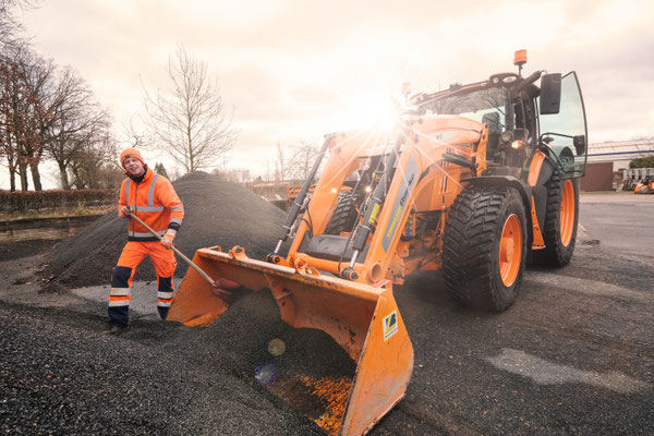 Wertstoffe, Arbeit der Stadtarbeiter mit Bagger