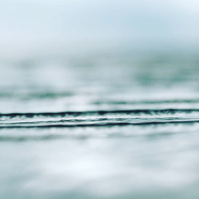 Meeresaufnahme, Wellen, Wasseroberfläche mit starken Unschärfen