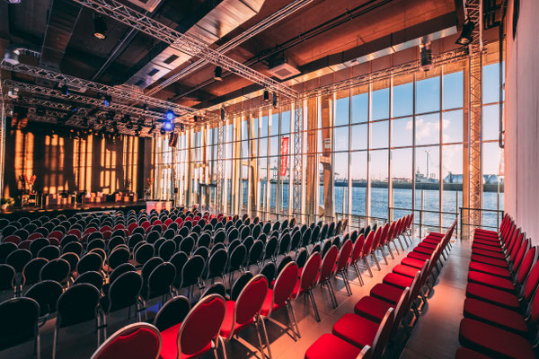 der Saal vom Opernloft, Hamburg erstrahlt im sonnigen Abendlicht