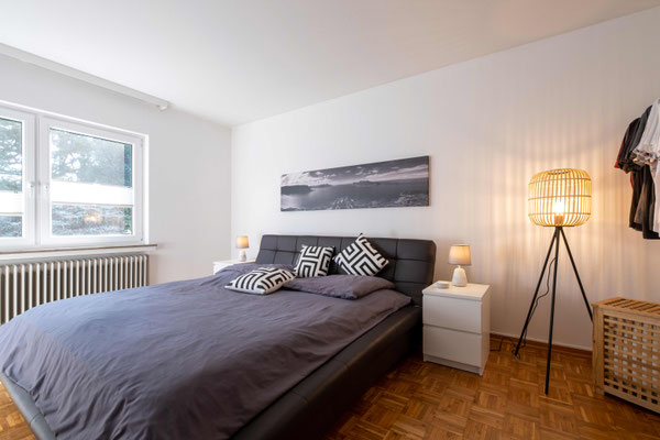  Schlafzimmer mit Stehlampen und Fenstern